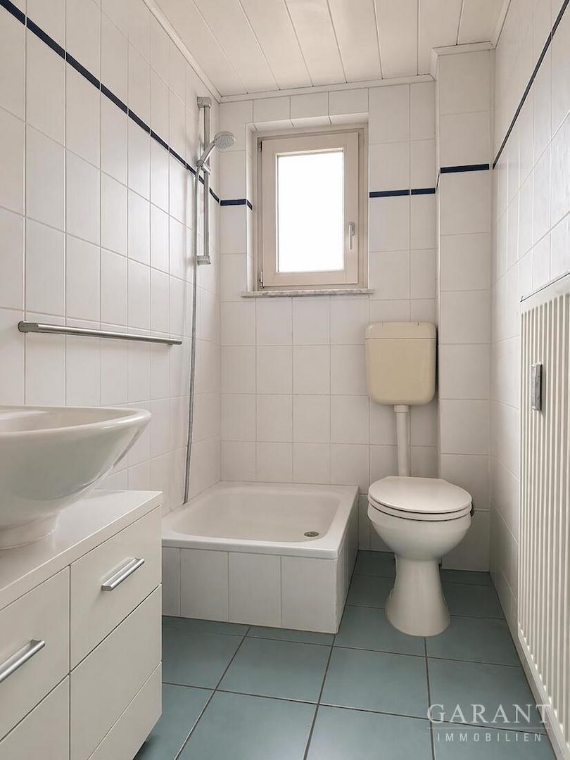 Badezimmer mit Fenster