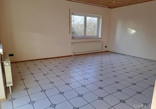 großzügiges Wohnzimmer