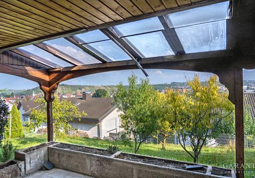 überdachte Terrasse mit Garten