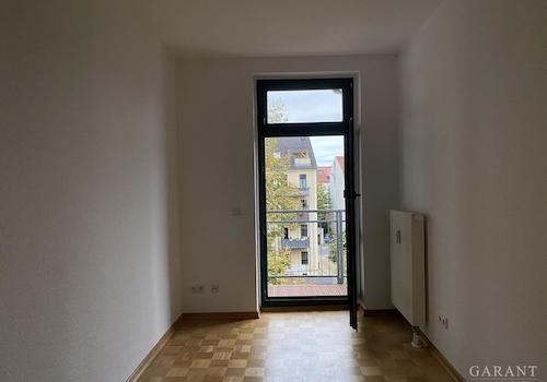 Zimmer zu Balkon