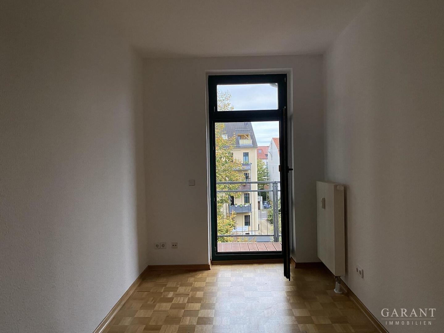 Zimmer zu Balkon