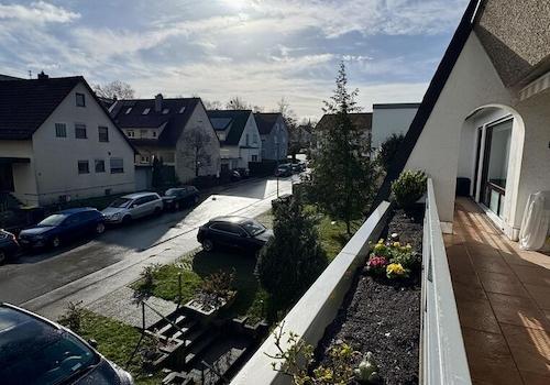 Balkon mit Blick auf den KfZ-Stellplatz