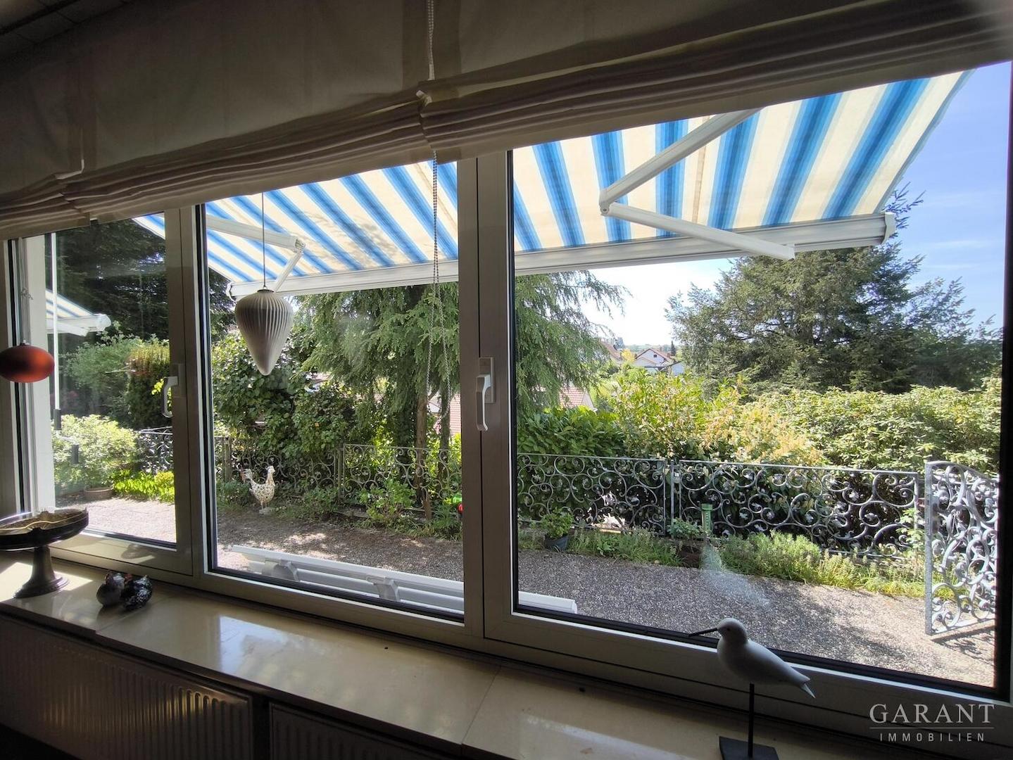 Blick Wohnbereich in den Garten