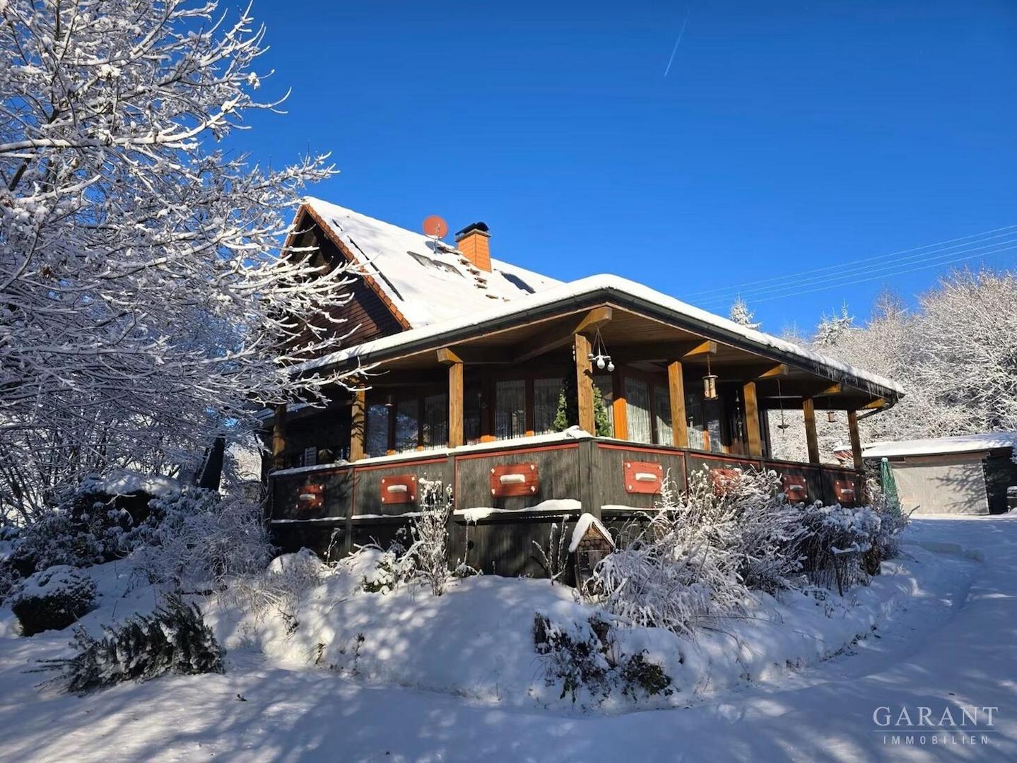 Hausansicht vom Garten Winterparadies