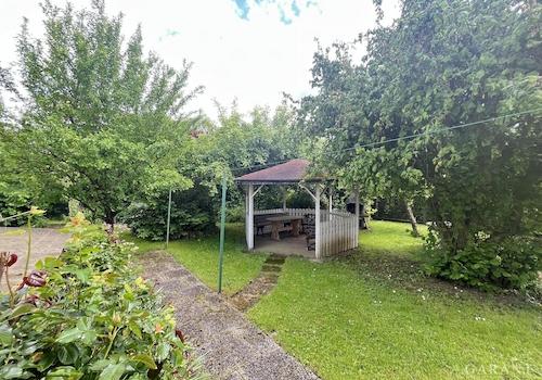 Gartenlaube im Garten