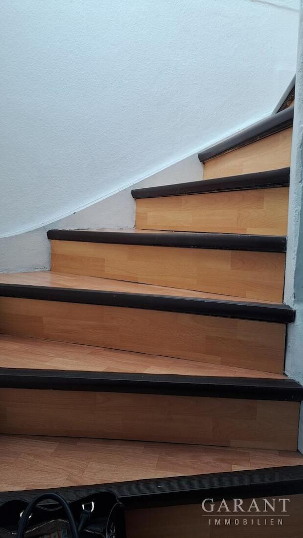 ab in den ersten Stock