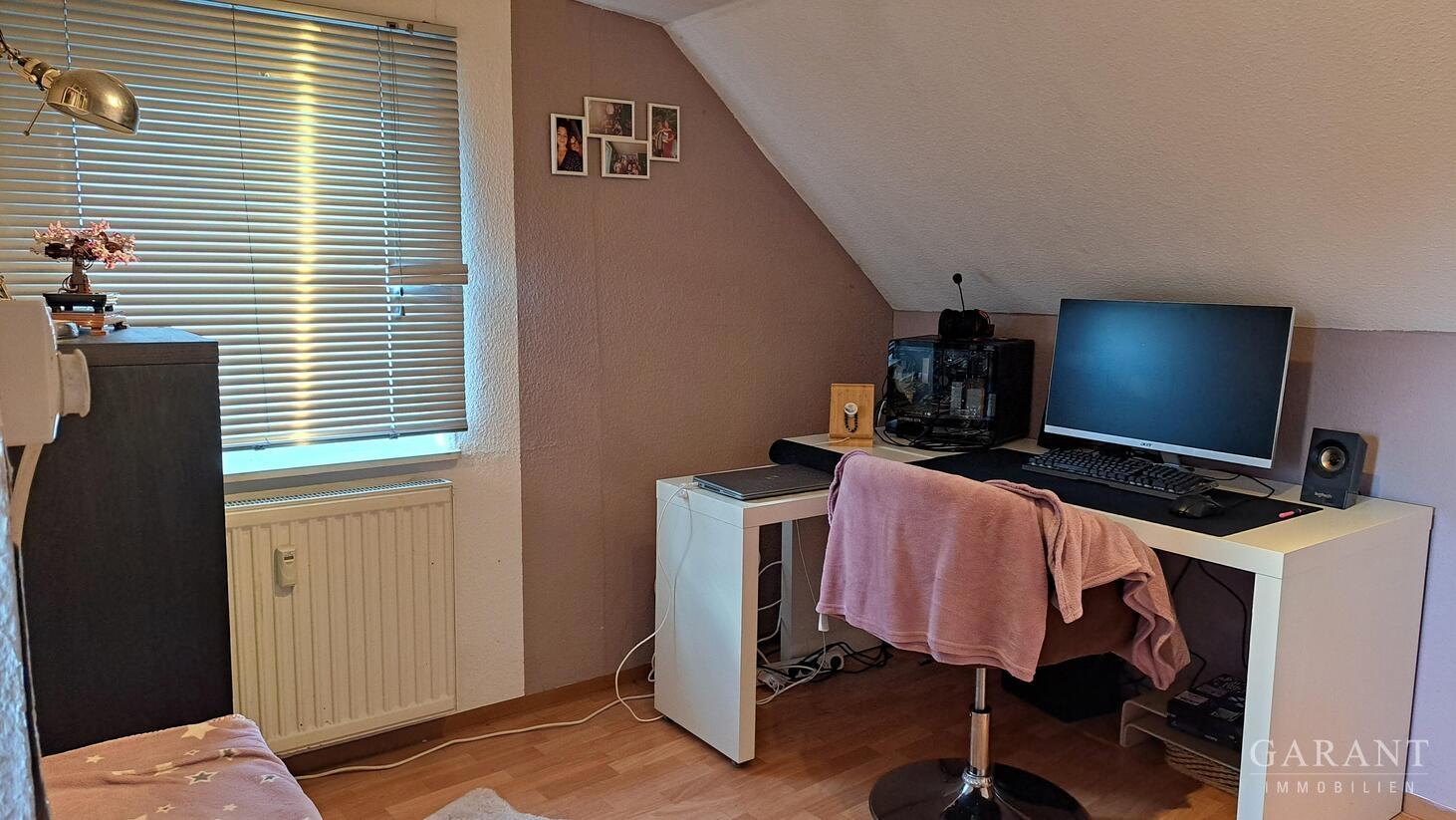 gut genutzter Raum im ausgebauten Dachboden