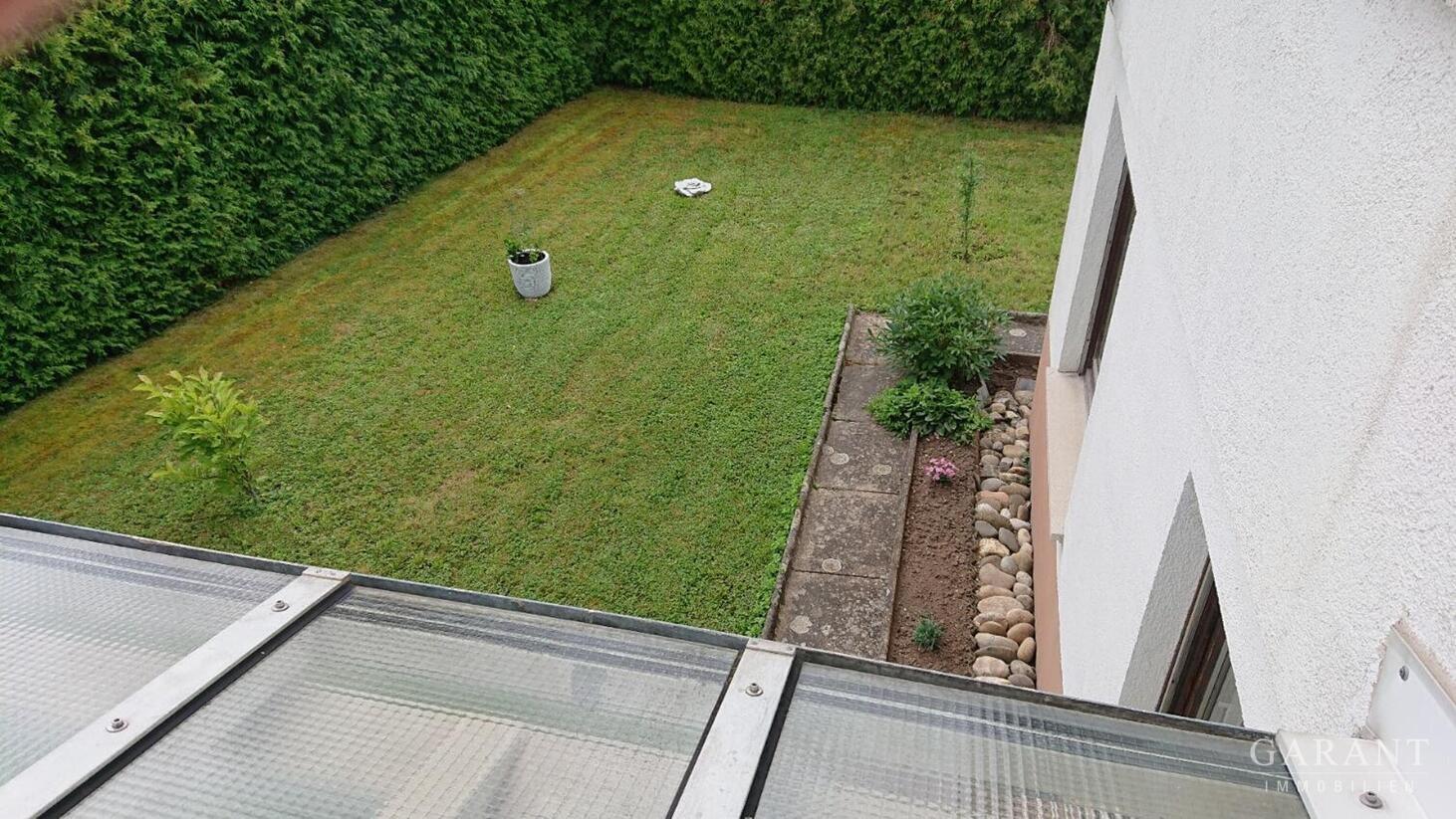 Blick-vom-Balkon-in-Garten