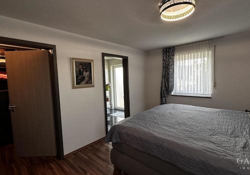 Elternschlafzimmer inkl. Garderobe und Bad