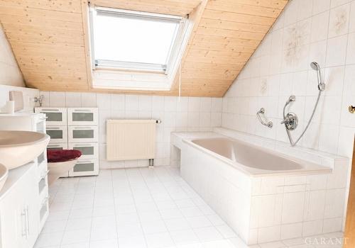 Bad mit Dusche und Badewanne