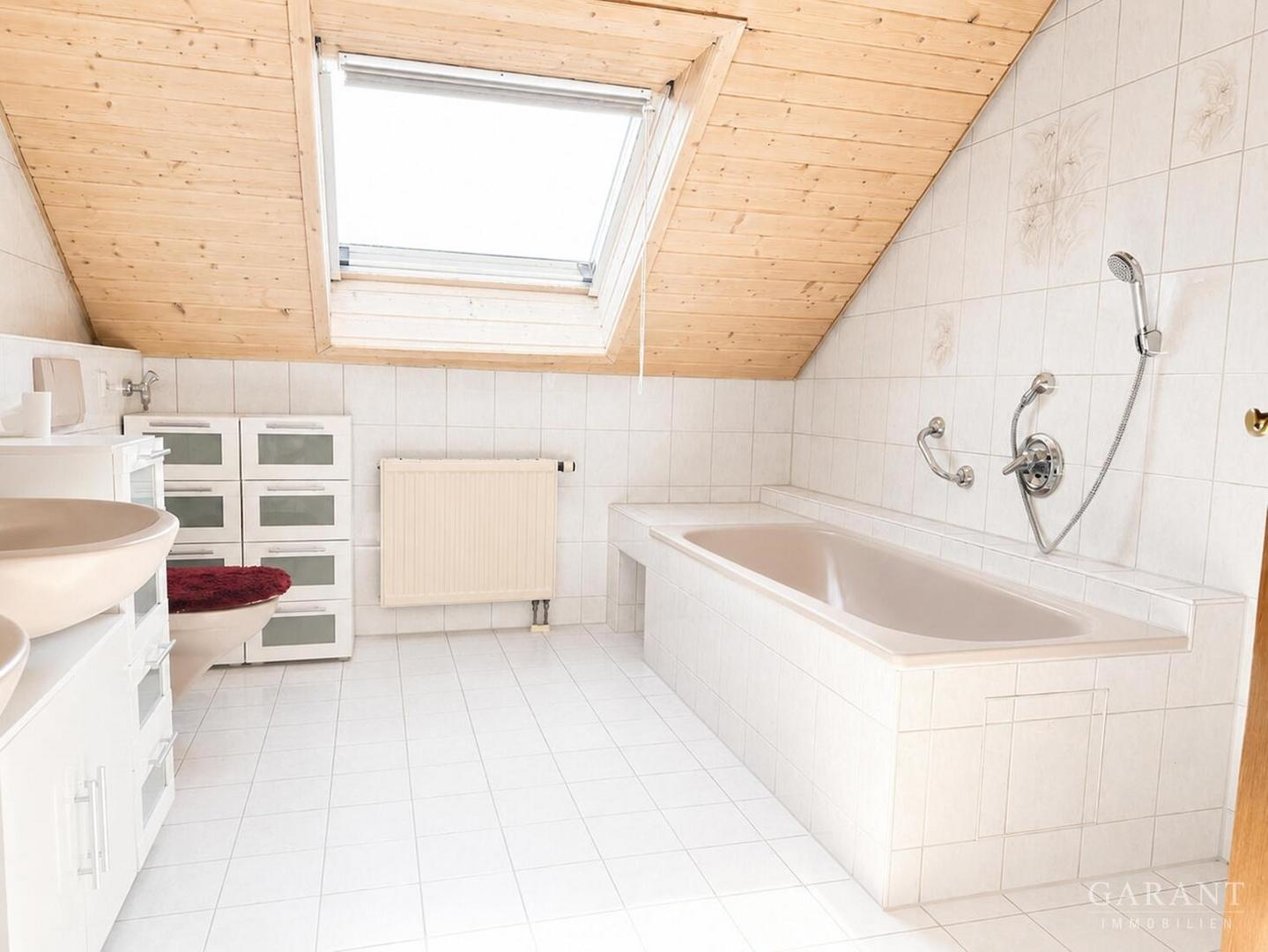 Bad mit Dusche und Badewanne