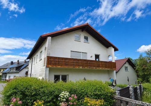 Seitenansicht mit Balkon 1