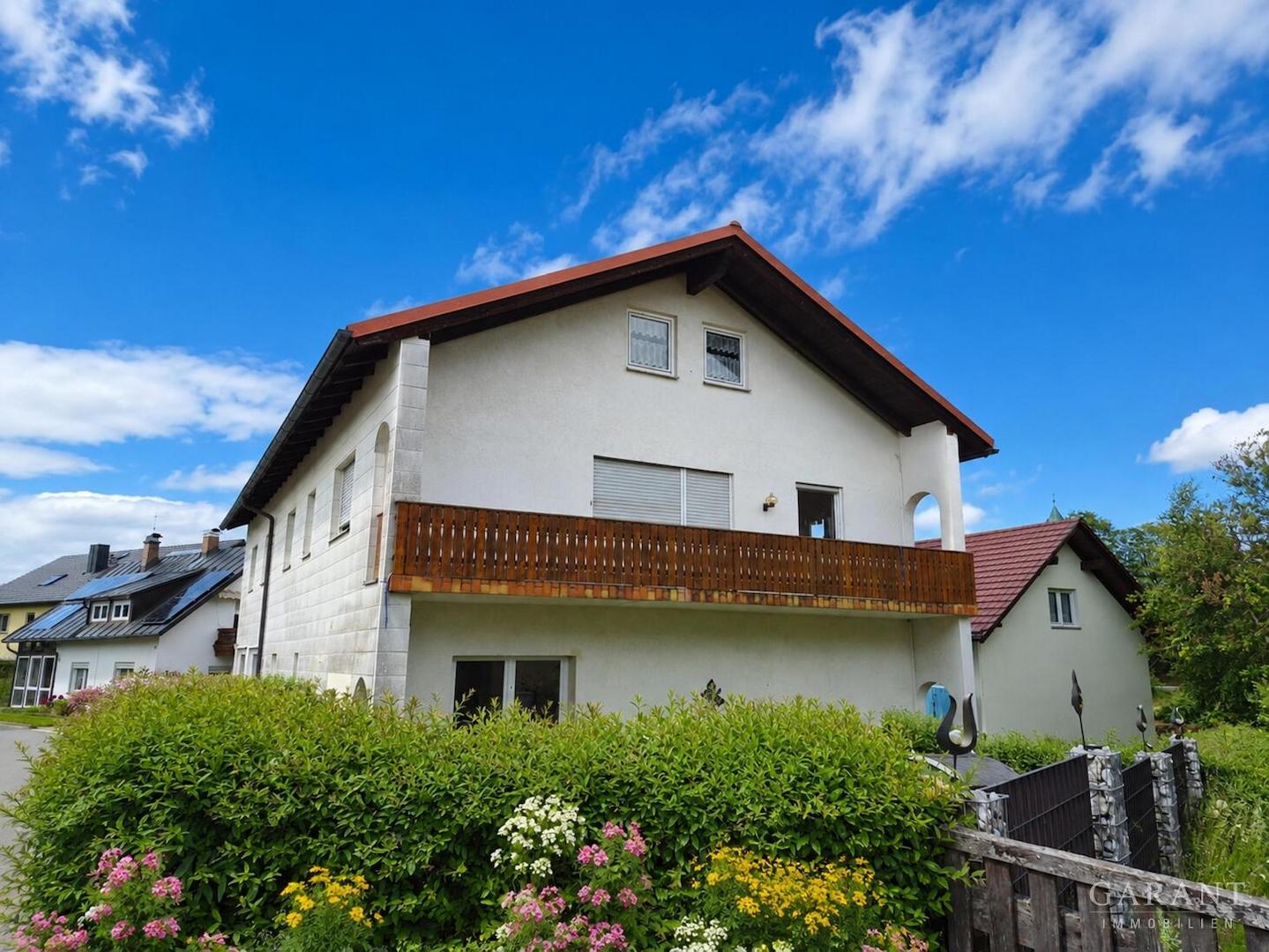Seitenansicht mit Balkon 1