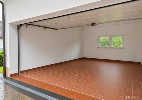 große Garage links leer