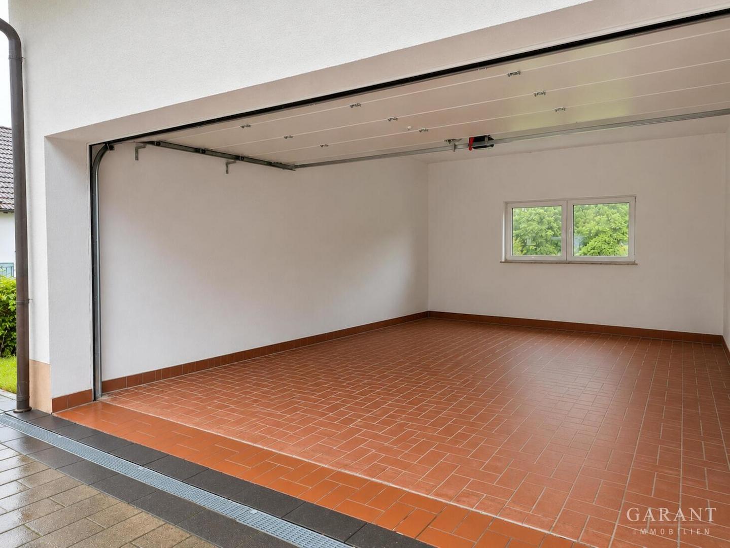 große Garage links leer