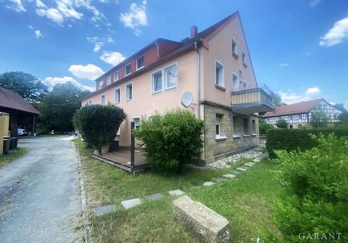 Blick auf den seitlichen Hausbereich mit Terrasse
