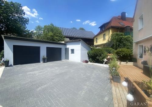 Blick auf den hinteren Terrassen- u. Garagenbereic