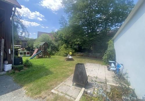 Blick in den hinteren Gartenbereich mit Spielgerät