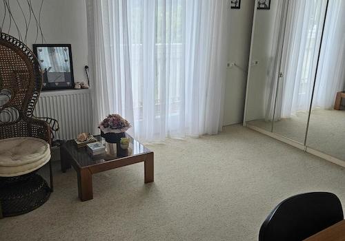 EG Zimmer mit Balkon