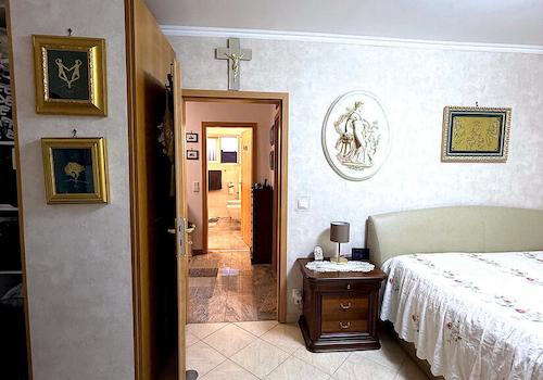 Großes Schlafzimmer