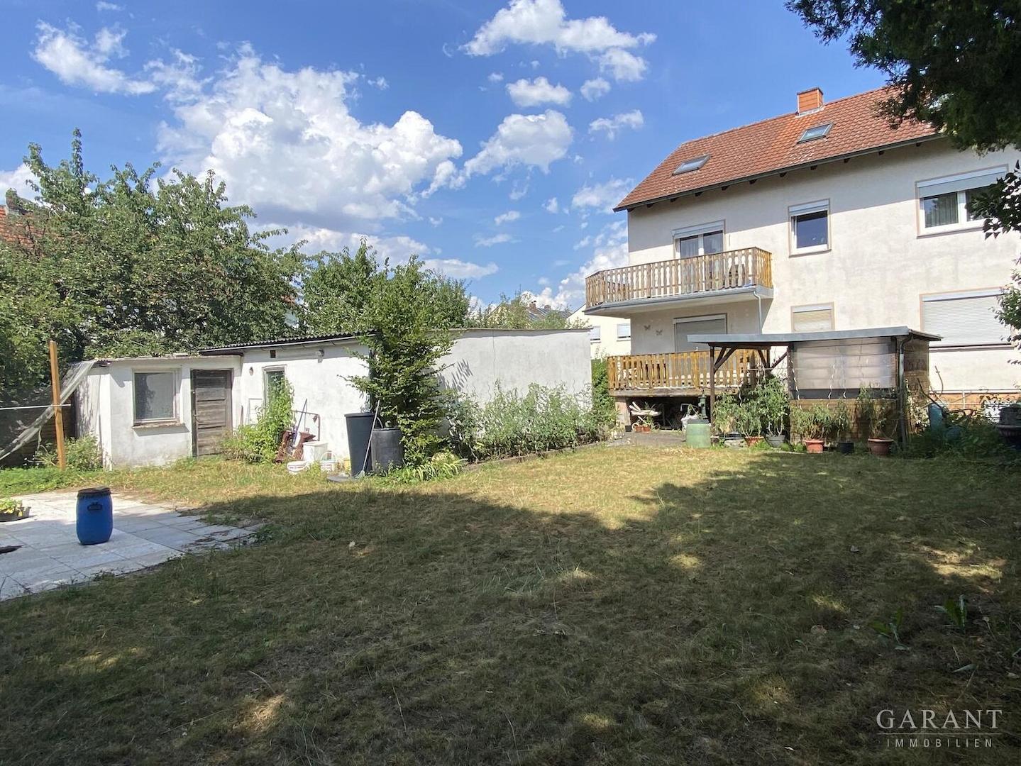 Garten mit Blick zum Haus