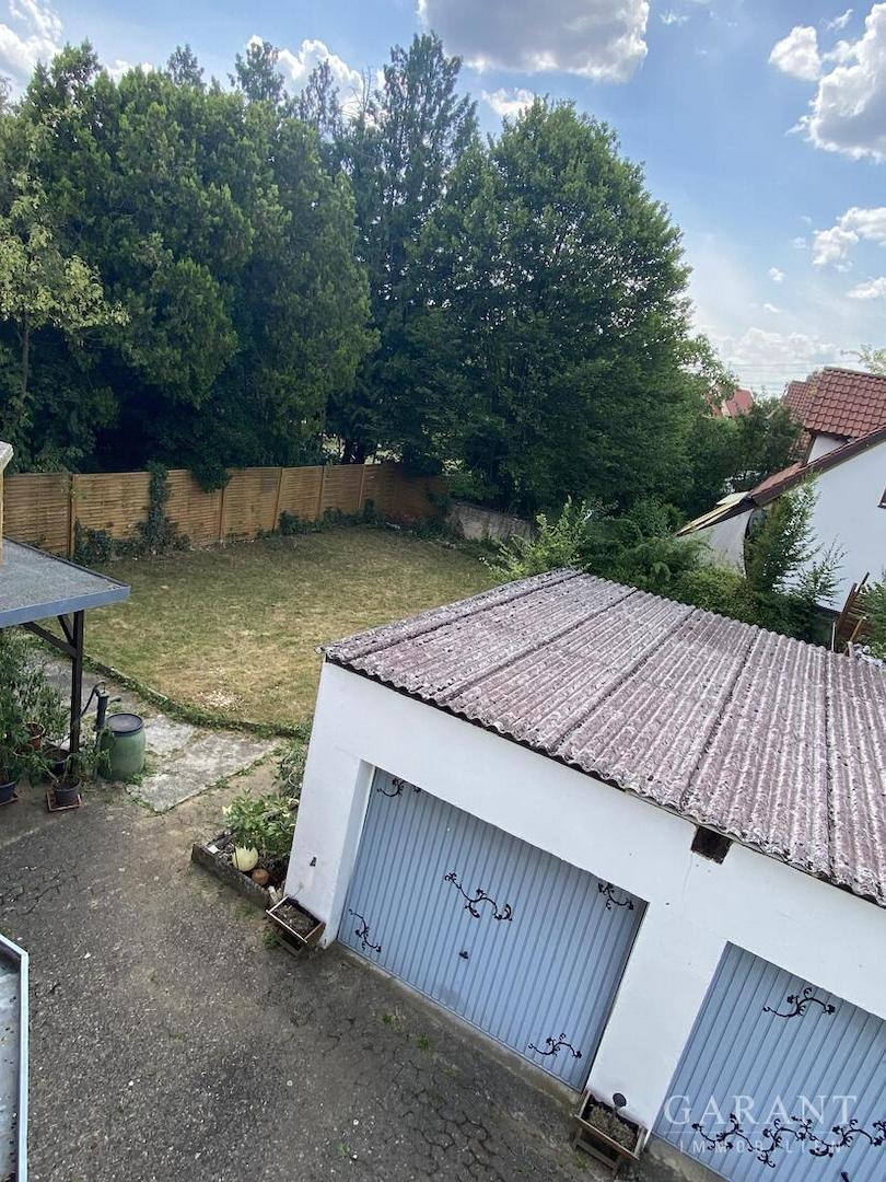 Blick auf Garage und Garten