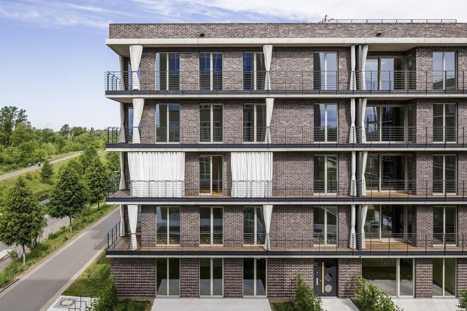 Süd-Ost-Seite mit Terrasse 1