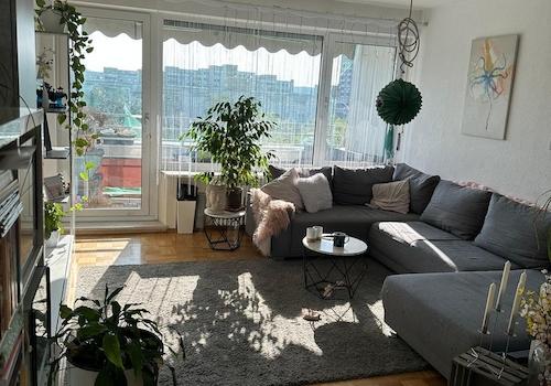 Wohnzimmer mit Balkon