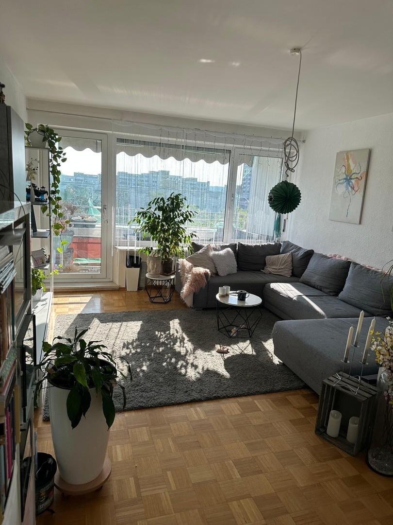 Wohnzimmer mit Balkon