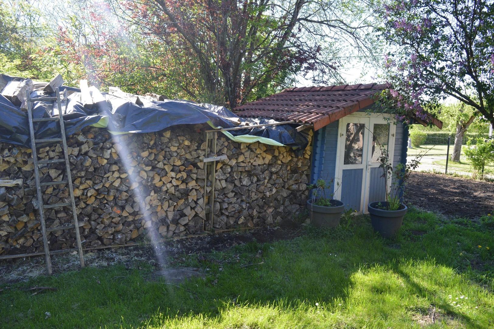 Gartenhaus und Brennholz