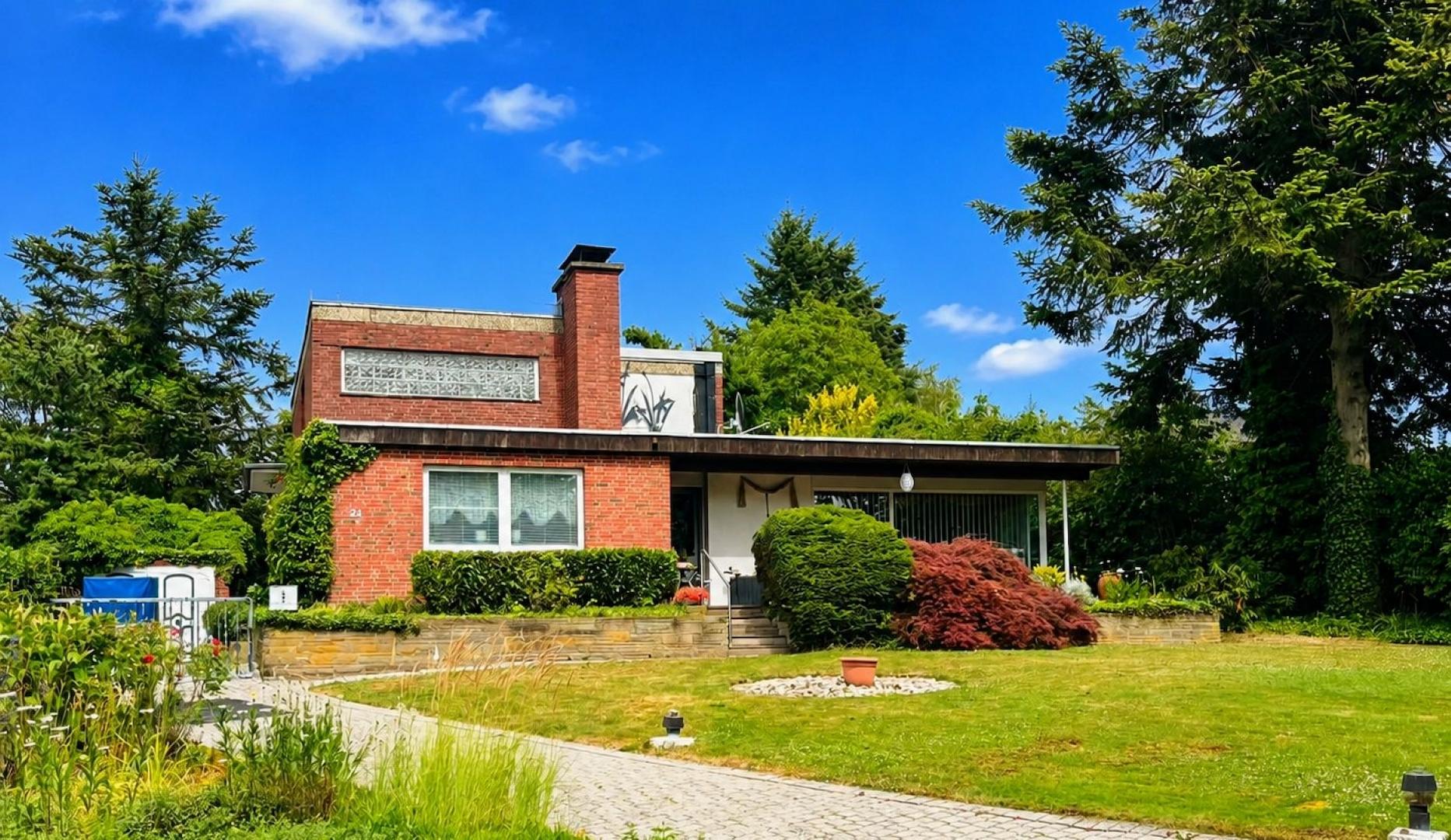 Der imposante Bungalow mit Einliegerwohnung liegt inmitten eines ländlichen Gartens