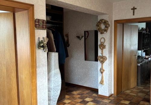 Teil der Diele mit Tür zum Badezimmer, Garderobe, Wohnzimmertüre und Gang zum Kinderzimmer und Büro