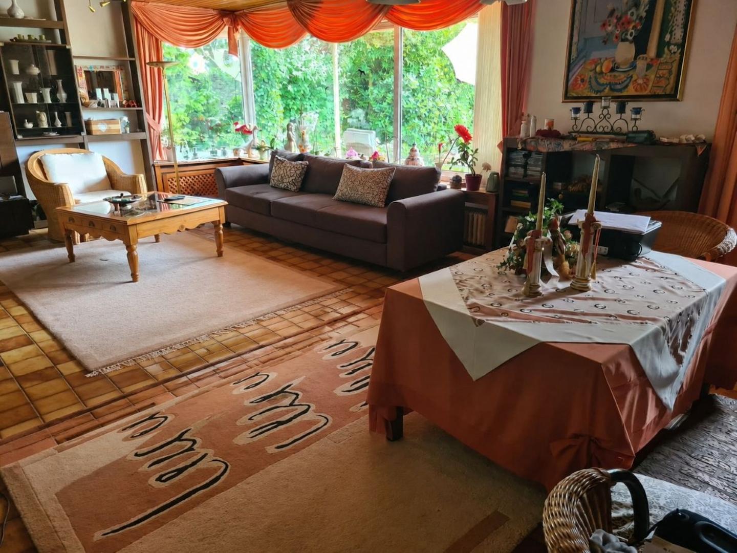 Die große Fensterfront des Wohnzimmers erlaubt einen schönen Blick in den Garten.