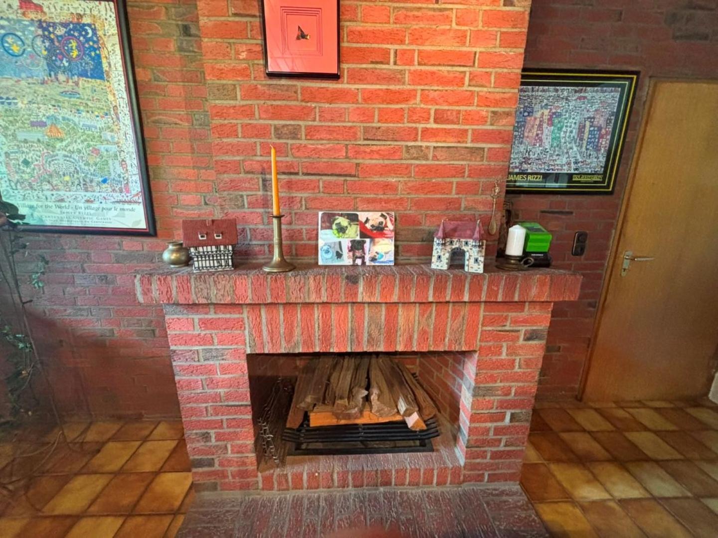 Der funktionstüchtige Kamin im Wohnzimmer verbreitet eine gemütliche Atmosphäre.