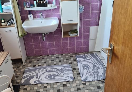 Das Badezimmer mit dem typischen Charme der 60er Jahre.