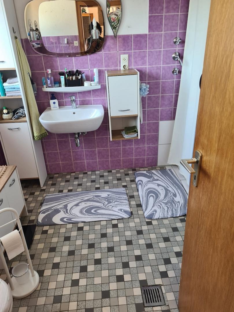 Das Badezimmer mit dem typischen Charme der 60er Jahre.