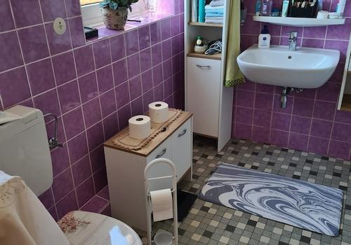 Zwei Fenster versorgen das Badezimmer mit Tageslicht und bei Bedarf mit frischer Luft.