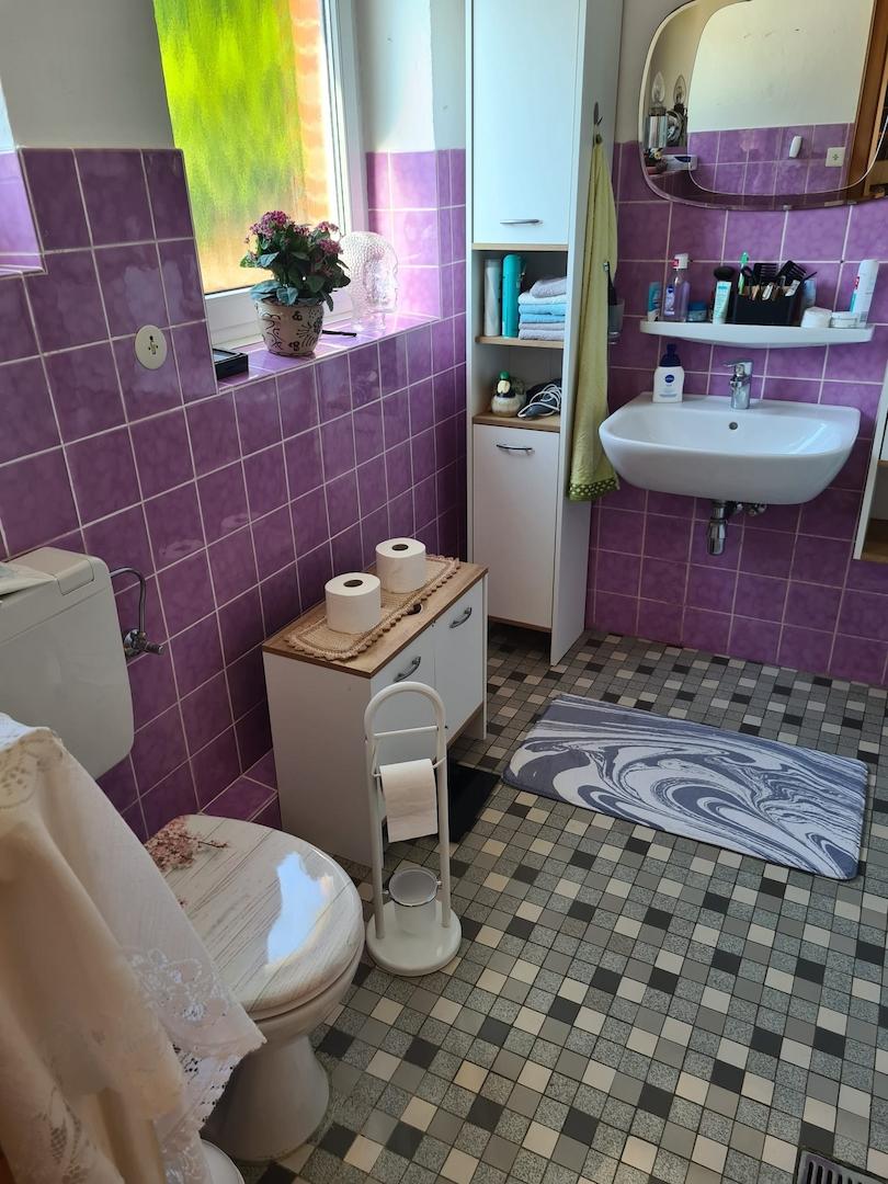 Zwei Fenster versorgen das Badezimmer mit Tageslicht und bei Bedarf mit frischer Luft.