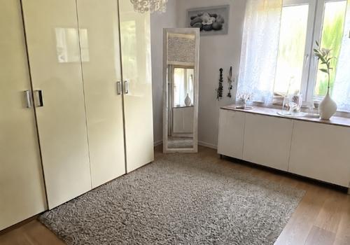 Kleines Kinderzimmer im Erdgeschoss mit einem großen Fenster zum hinteren Garten.