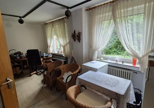 Elternschlafzimmer und das zweite Kinderzimmer wurden zu einem Büro zusammengelegt mit Blick ins Grüne.