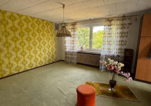 Die Einliegerwohnung verfügt über ein geräumiges, lichtdurchflutetes Wohnzimmer, das zuletzt als Schlafzimmer genutzt wurde.
