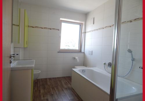 Badezimmer Bild 2 - Badewanne und Dusche