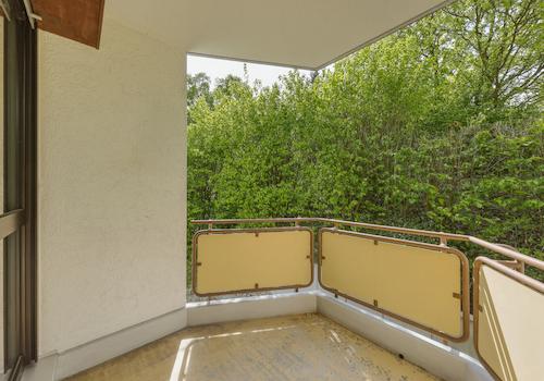 Überdachte Loggia mit Blick ins Grüne