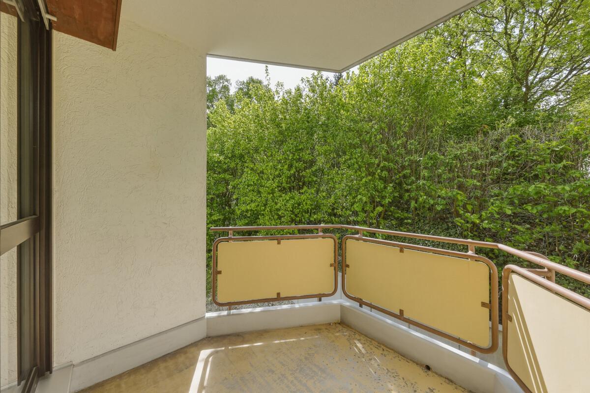 Überdachte Loggia mit Blick ins Grüne