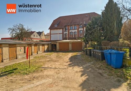 Hof mit Garagen