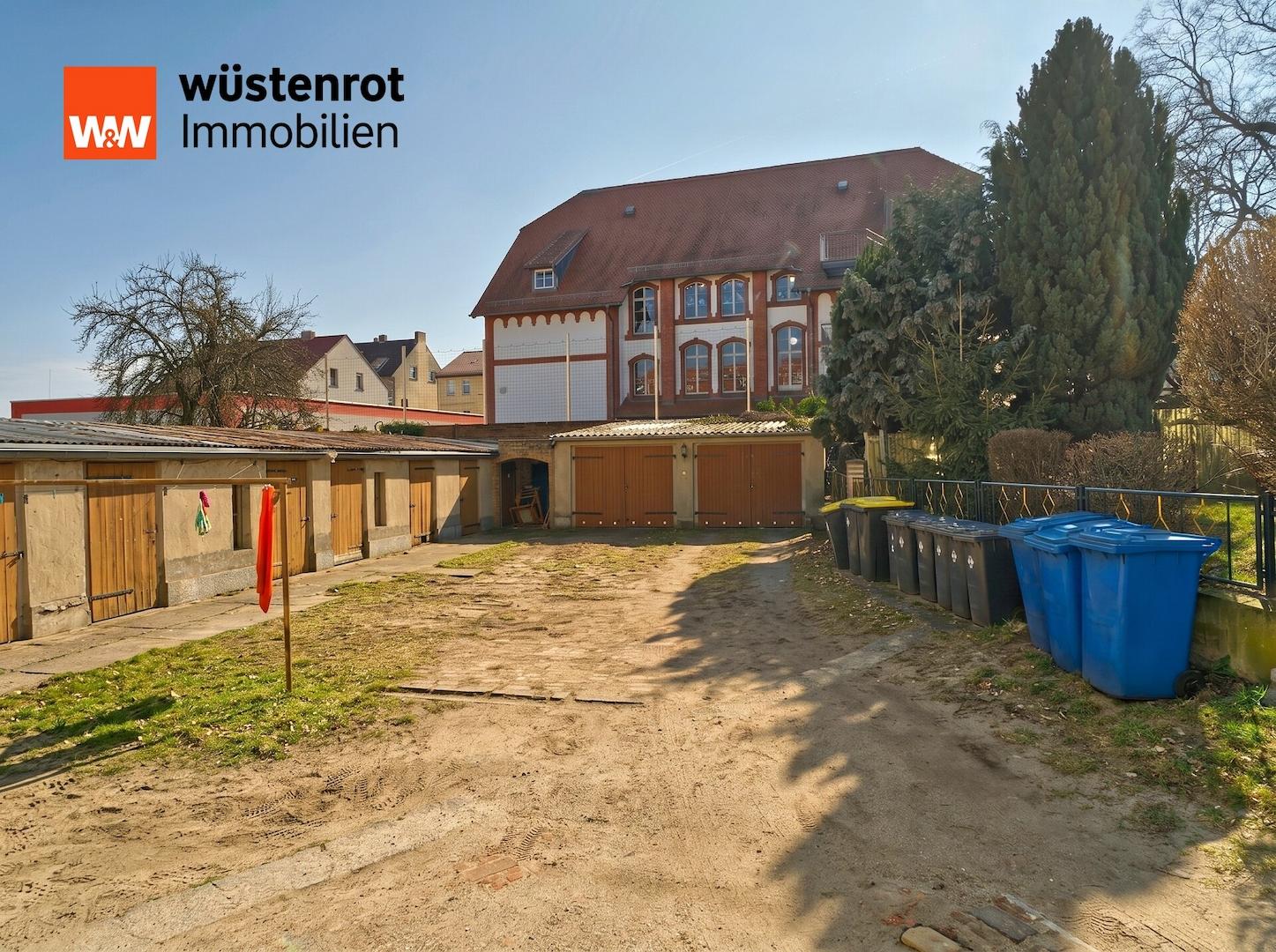 Hof mit Garagen