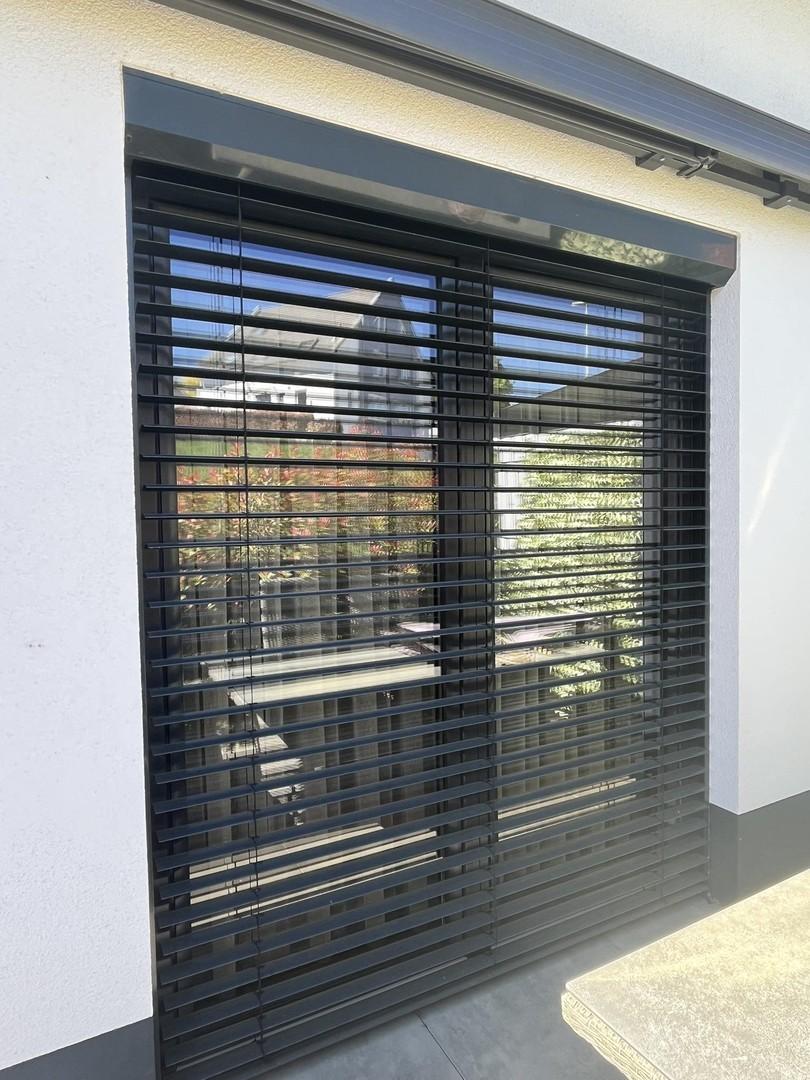 Terassenfenster mit Raffstore