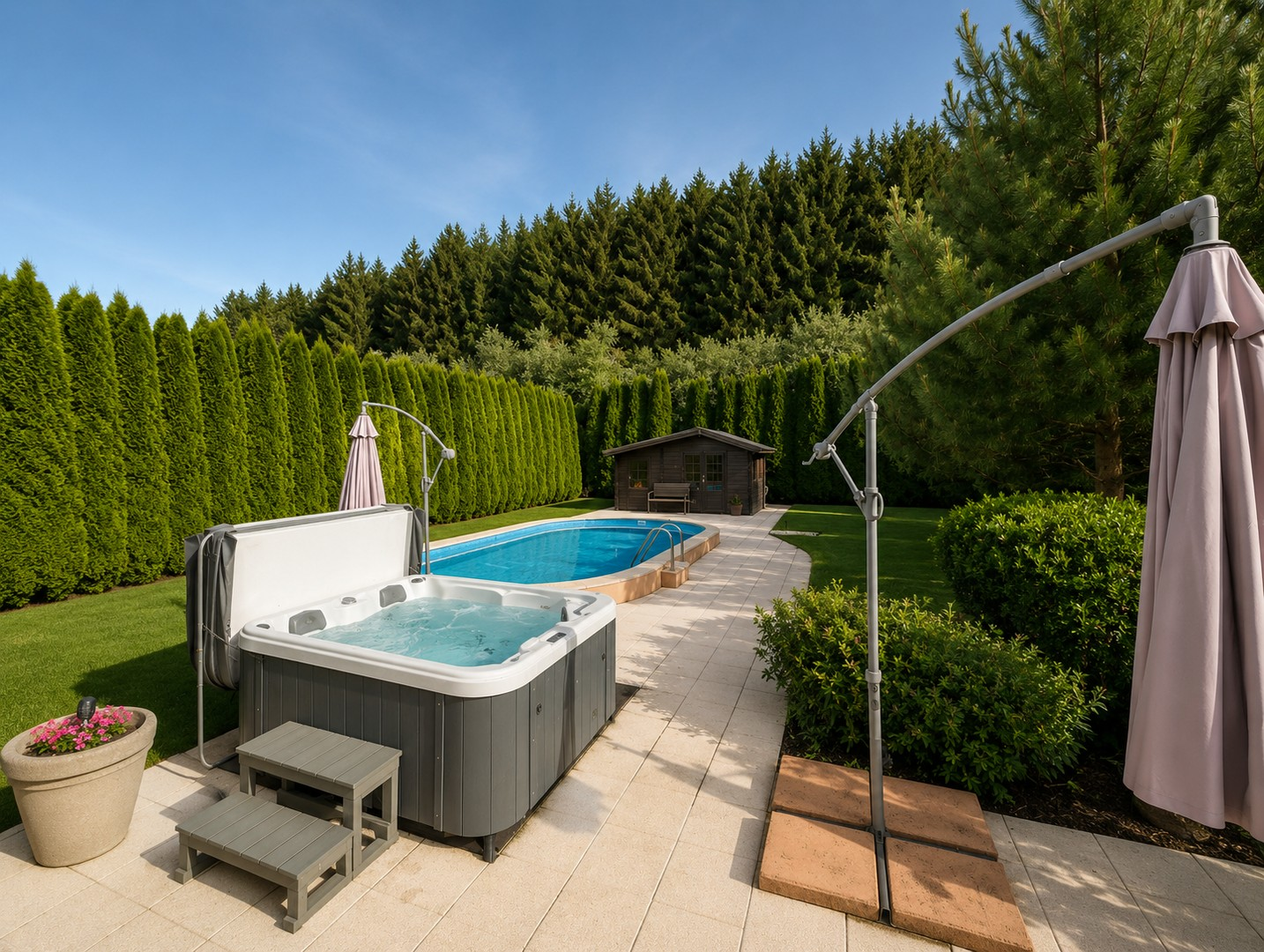 Garten mit Pool und Whirlpool