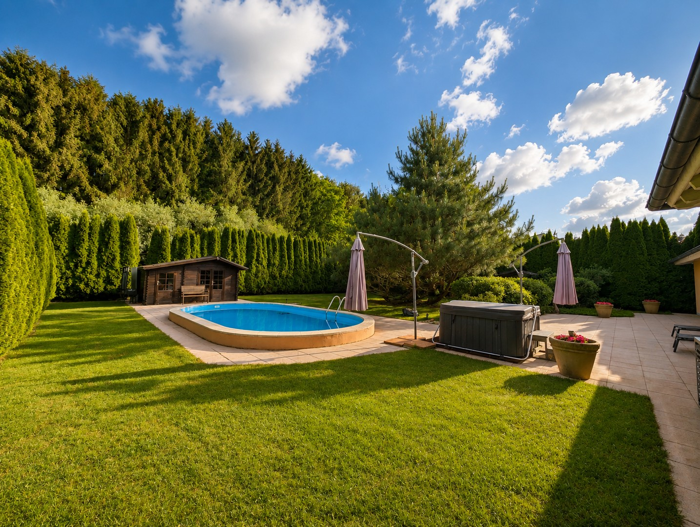 Garten mit Pool und Whirlpool