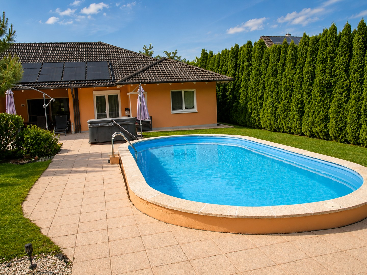 Garten mit Pool und Whirlpool